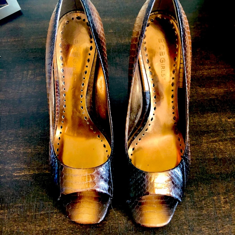 Beautiful snakeskin (faux) Bandolino heels